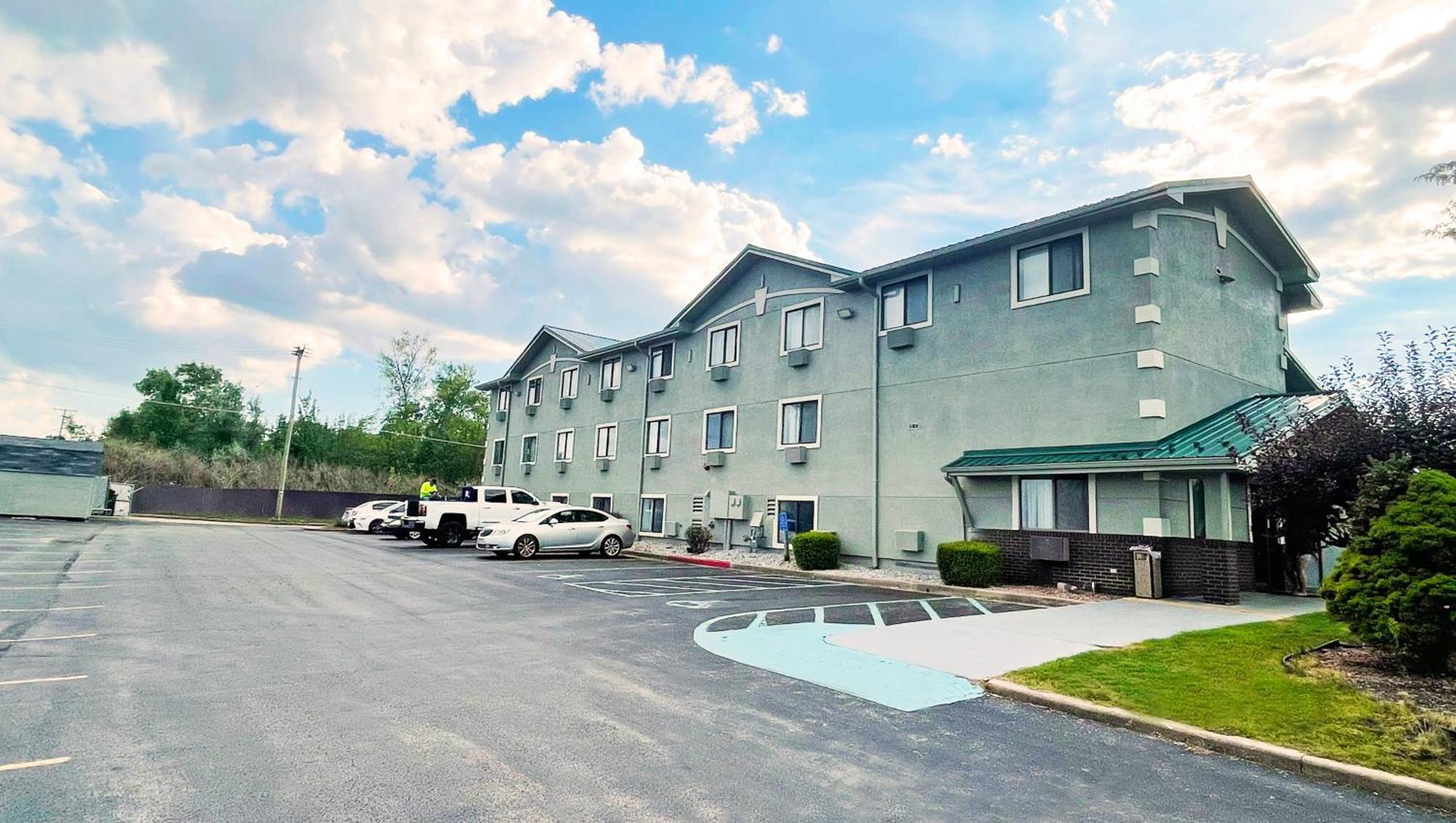 Magnuson Hotel Fort Wayne North - Coliseum Exterior photo