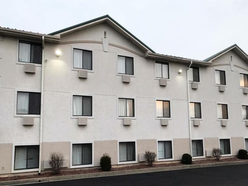 Magnuson Hotel Fort Wayne North - Coliseum Exterior photo